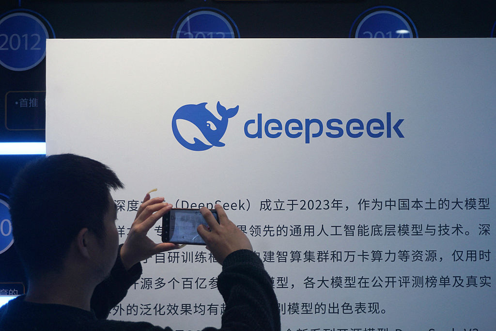 DeepSeek показує нові моделі ШІ: архітектурні трюки, які «підтягують» їх до фронтир-рівня